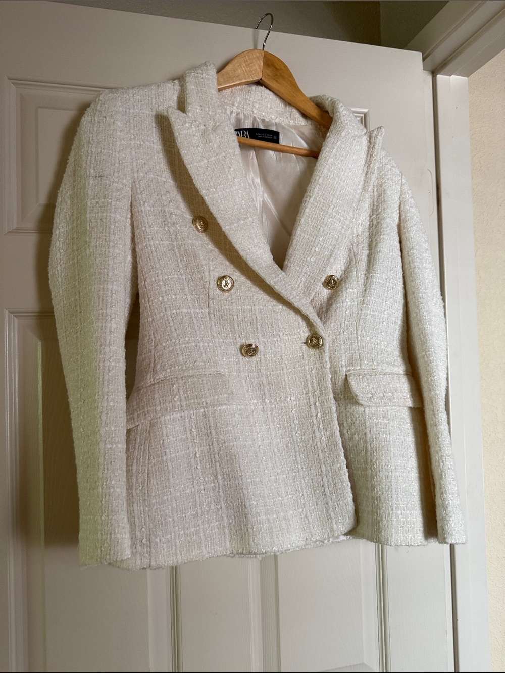 Zara Cream Bouclé Double-Breasted Blazer with Gold Buttons - Picture 4 of 5